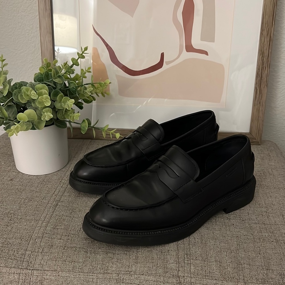EUC Black Vagabond Alex Loafers